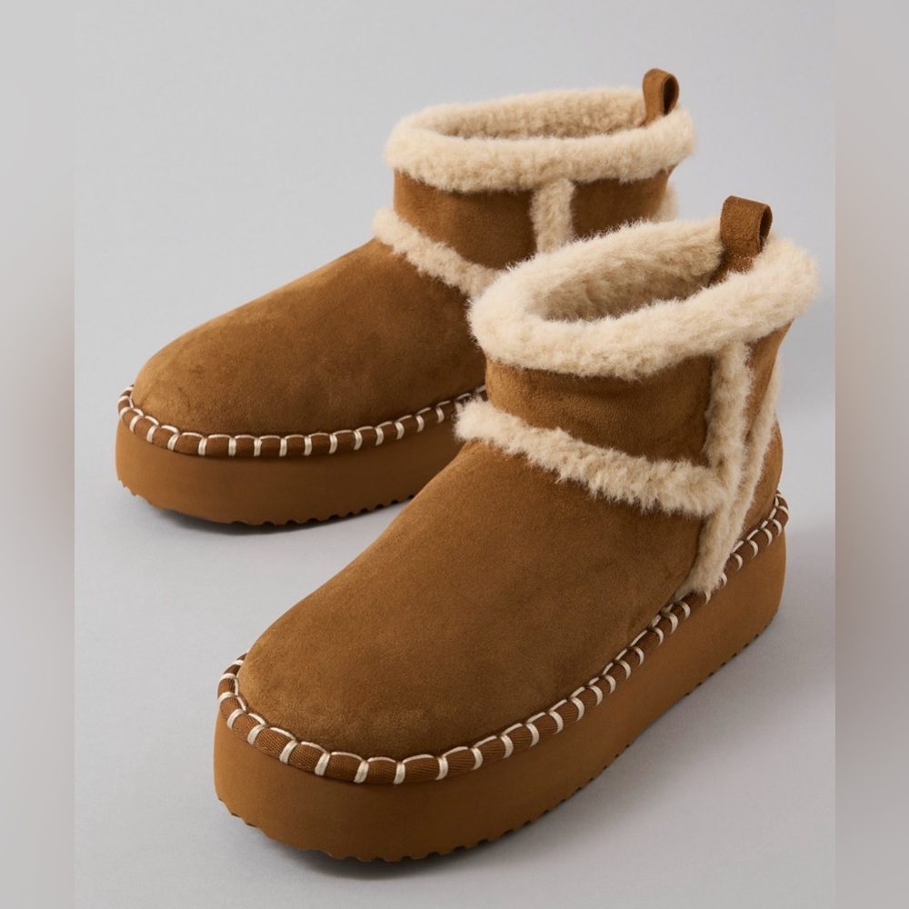 NWT American Eagle Hangout Boots